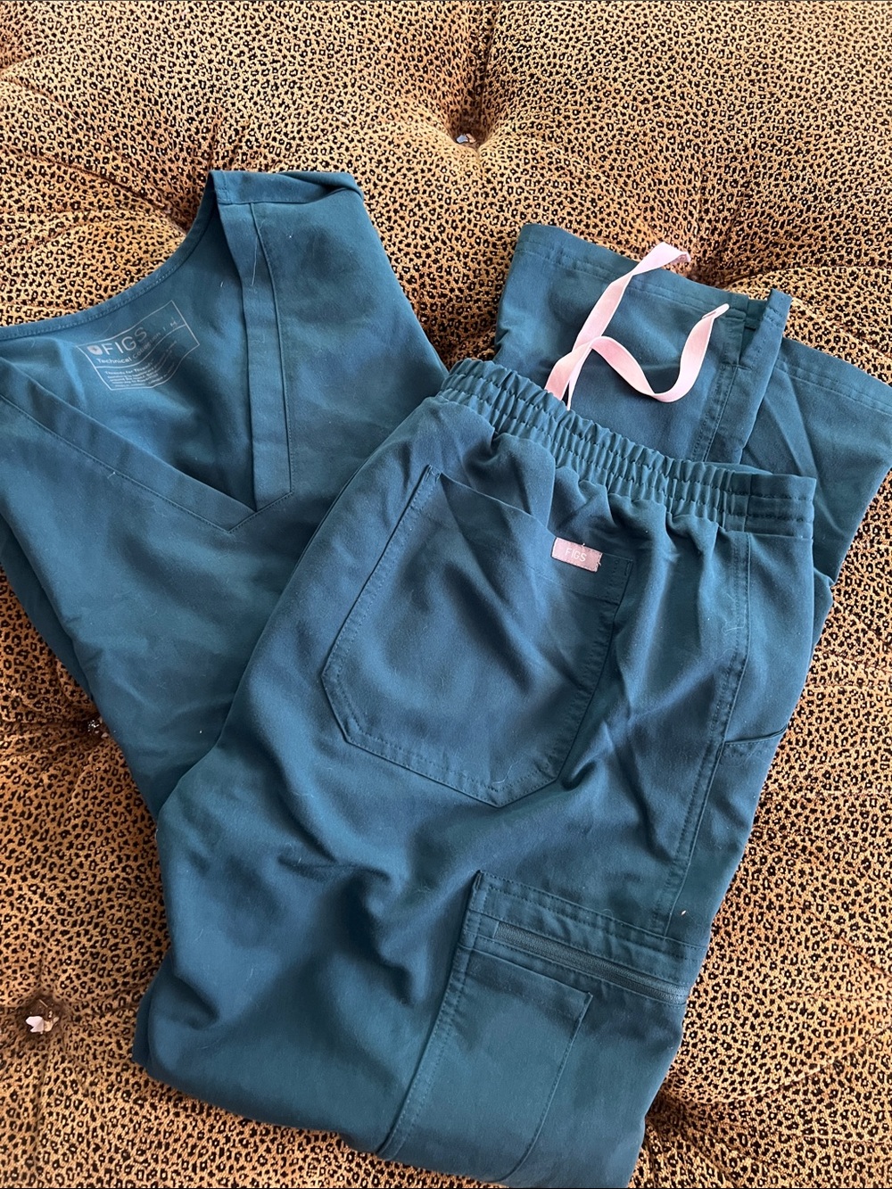 FIGS Women's 2pc scrubs Teal Jogger Scrub Set with Pink Drawstring size Medium